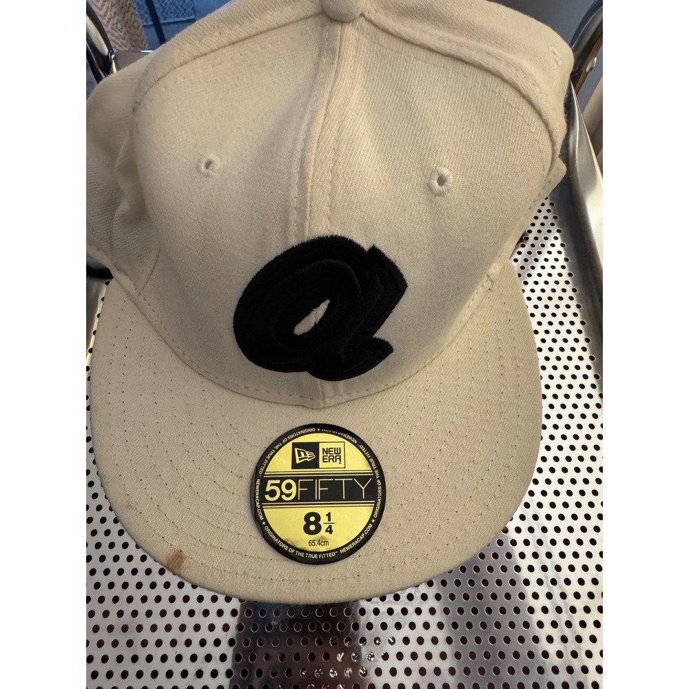 VTG New Era 59FIFTY Atlanta Braves Cooperstown Hat Cream Black Size 8 1/4 Fitted